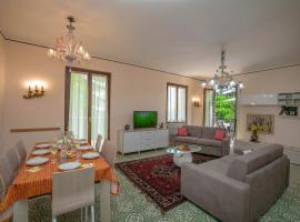 Villa Alberti 900m from Garda lake - Happy Rentals、サロのホテル