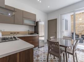 Town House in the Heart of Luqa - close to Malta International Airport, hotel en Luqa