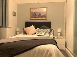 Cliftonville, en-suite room, fridge microwave TV, great value homestay near the sea, hotel keluarga di Lymington