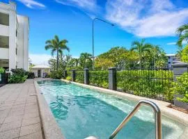Cozy 3-Bedroom Oasis with Pool Access in Cairns