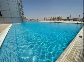 Luxury Home Corniche Tower 2 BHK pool gym wifi 20min Dubaï