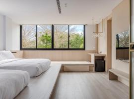 Moda & the Moon B&B, hotel a Miaoli