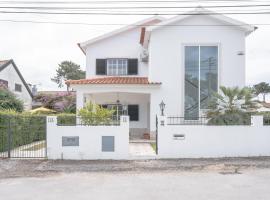 Serene Beach & Golf Villa in Aroeira, pet-friendly hotel in Aroeira