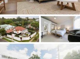 Urban Getaway Bardon Luxe 4 bed 3 bath + pool, hotel med pool i Brisbane