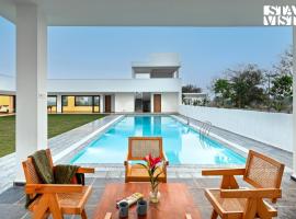 StayVista at AJ House with Pvt Pool & Projector Set-up, hotel in Hyderabad