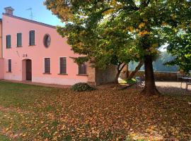 Agriturismo Case in Collina, hotel with parking in Volta Mantovana