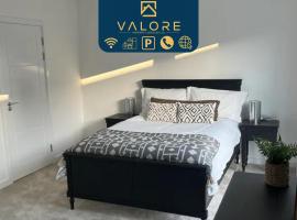 Outstanding 4-Bedroom Town House By Valore Property Services, self-catering accommodation sa Milton Keynes