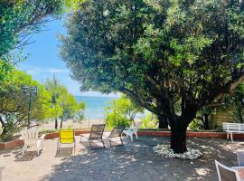 Villa GREG stupenda location sulla spiaggia con accesso diretto al mare, hotel a Terracina