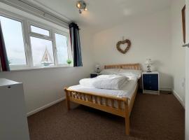 140, Three bed two storey chalet on Bermuda holiday park, Hemsby - Sleeps 6 on a pet free site - entertainment onsite and close by, hotel a Hemsby