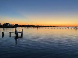 That sunset! Pool on the waters edge, hotel en Rockport