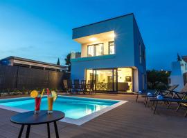 Villa Tuta with heated pool, only 150 m from the beach, hotel em Pakoštane