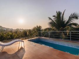 Luxury 4BHK Pool Villa with Tropical View, huvila kohteessa Arpora
