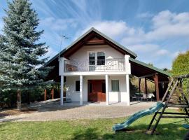 Domek Chmiel II nad Jeziorem Tarnobrzeskim, hotel in Chmielów
