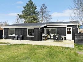3 Bedroom Stunning Home In Rdby, hotell i Rødby