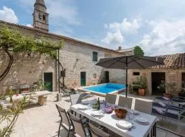 Rustic Villa with pool in the center of a romantic little place