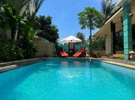 Superb family friendly villa with pool and only 500 metres from beach, hotel in Montongbuwoh
