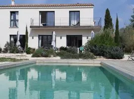 Maison contemporaine au Paradou. Piscine.