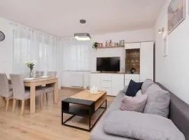 Bright Apartment with Private Garden and Accepting Pets by Noclegi Renters