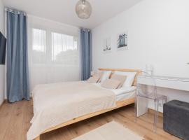 Bright Apartment with Private Garden and Accepting Pets by Renters, hotel sa parkingom u gradu Gdanjsk