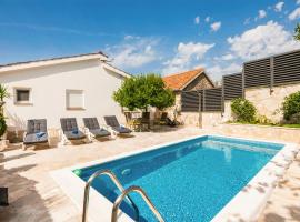 2 Bedroom Stunning Home In Desne, Hotel in Desne