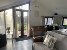 Cosy 3 Bed Lodge in Hoburne, Cotswolds, glamping site in South Cerney