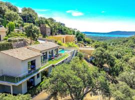 Villa prestige avec piscine et sa vue mer au calme, Hotel in Grimaud