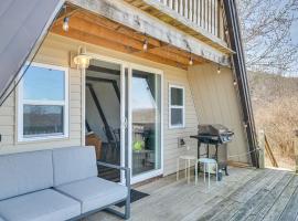 A-Frame Catskills Cabin with Scenic Views and Hot Tub!, hotel in Stamford