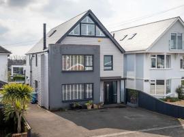 Modern 5 Bed Home - With Hot Tub, Pool Table and Sea Views, hotel with jacuzzis in Poole