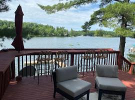 Lake Cottage with Spectacular Views, cottage in Traverse City