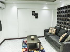 Impeccable 1-Bed Airbnb in Borteyman, apartamento em Kwedonu