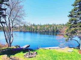 Dreamy Lakefront View Retreat House on Melissa Ave, holiday home in Terence Bay