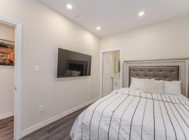 Private basement bedrooms in Oakville, готель з парковкою у місті Оквілл