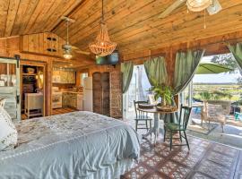 Charming Waterfront Coastal Chalet, Close to Savannah, hotel with parking in Fancy Hall