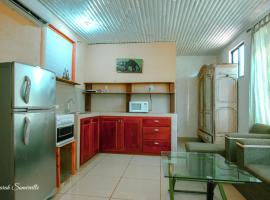 6 Cute studio, GREAT location, close to beach! With AC!, apartemen di Carrillo