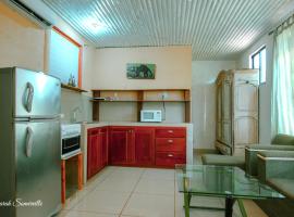 6 Cute studio, GREAT location, close to beach! With AC!, hotel in Carrillo