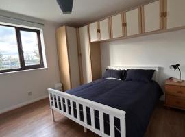 Spacious one bed flat in eastlondon with parking and free wifi、Goodmayesのホテル