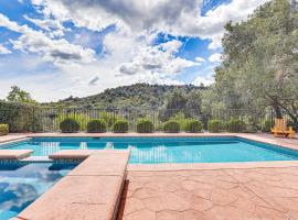 Escondido Home Private Pool, 2 Grills and Fire Pit!, villa in Escondido