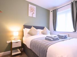Central Getaway House with Parking, Garden, Wi-Fi, hotell i Stafford