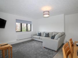 Flat 32 - Marine Court, hotel con alberca en Littlehampton