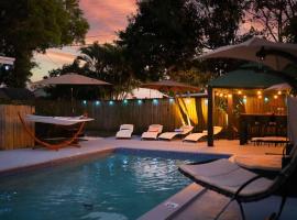 Serenity Retreat Pool/Spa BBQ WorkSpace WiFi 3Bdrm, hotell med jacuzzi i Palm Beach Gardens