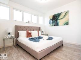 Spacious Modern Suite - King Bed - Central - WiFi!, апартамент в Едмънтън