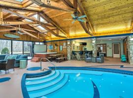 Vermilion Riverfront Home with Indoor Pool、Vermilionの駐車場付きホテル
