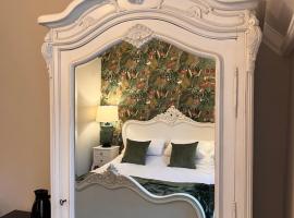 Roomours Hotel with Private Car Park, hotel in Llandudno