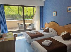 Brit Hotel Du Ban, hotelli kohteessa Chaudes-Aigues lähellä maamerkkiä Spa Caleden Chaudes-Aigues