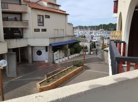 T2 refait neuf, meublé, balcons vue sur port, hôtel à Capbreton