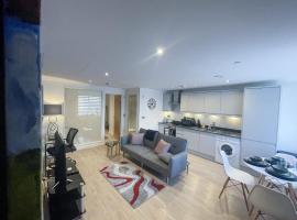 Ground Floor One Bedroom Flat Centre of Woking with Off Street Parking، فندق في ووكينغ