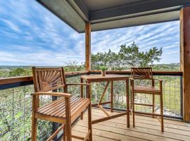 Canyon Lake Home with Private Deck 5 Mi to Marina!、キャニオン・レイクのホテル