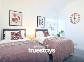Fielding House by Truestays - NEW 3 Bedroom House in Stoke-on-Trent، فندق مع موقف سيارات في ستوك أون ترينت