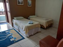 Ap duplo econômico, com banheiro, sem café ou TV no Espaço Verona, hotel with parking in Fazenda Rio Grande