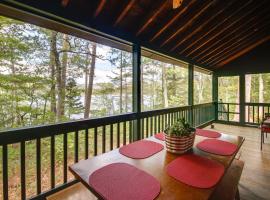 Private Island with 2 Cottages on Kezar Lake!, hotel a North Lovell
